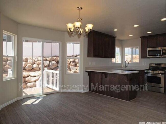 Foto del edificio - 3325 Redshoulder Dr