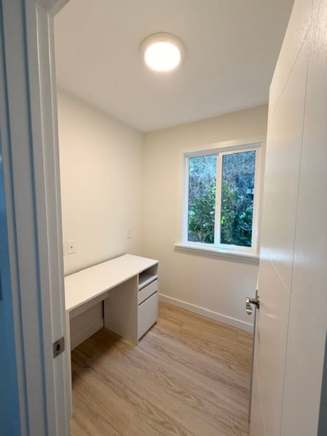 Building Photo - $3,000 Furnished 2-Bedroom + Den, 1-Bathroom Upstairs Duplex in Aiea