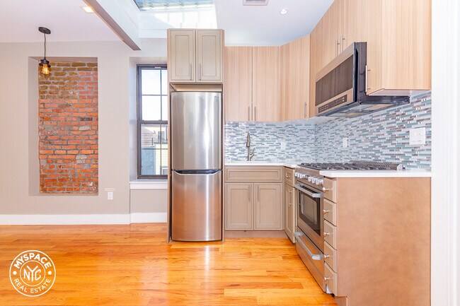 Building Photo - 126 Douglass St