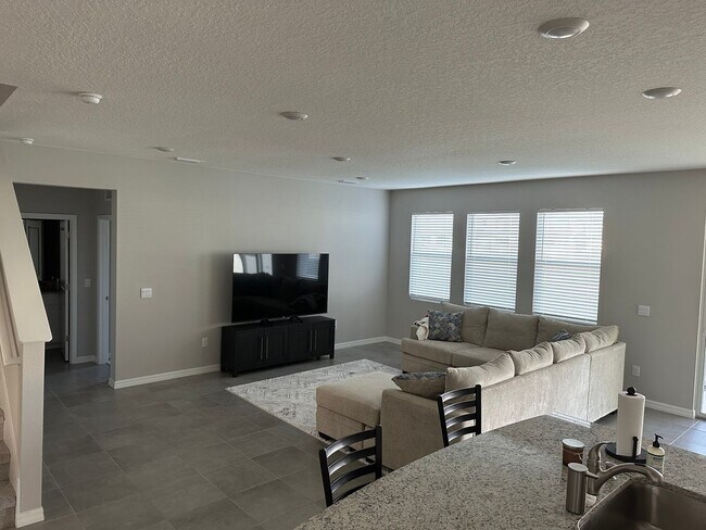 Foto del edificio - Spacious NEW 4BR House in Palmetto