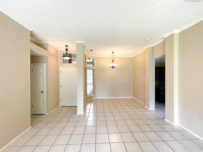 Building Photo - Spacious Living, Perfect Location!