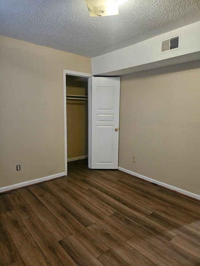 Foto del edificio - 7317 Patterson Road