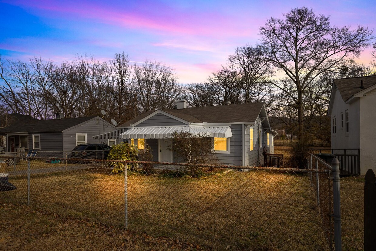 Primary Photo - Newly Renovated 4 Bedroom 2 Bath Home with...