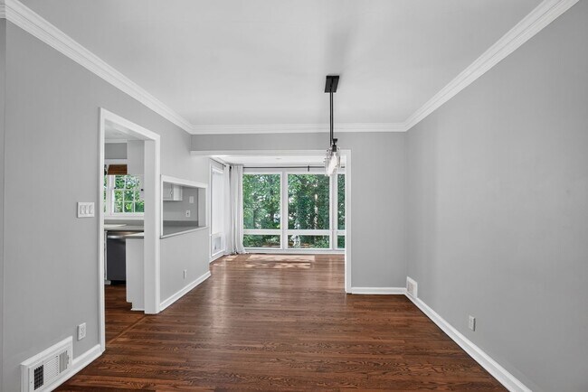 Building Photo - 807 Cardova Dr NE