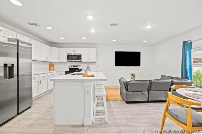 Building Photo - 565 Lilac Ct