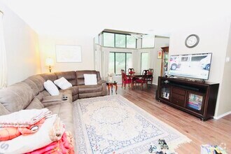 Building Photo - 587 Sayre Dr