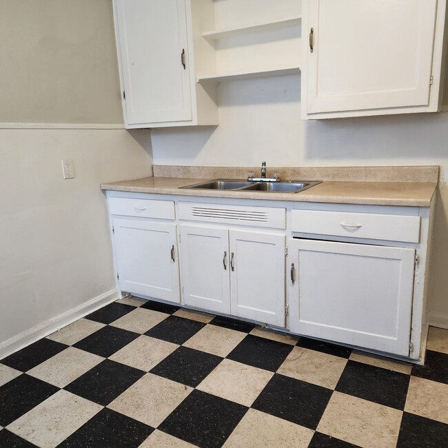 Foto del edificio - Detroit bungalow, available immediately