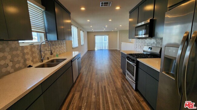 Foto del edificio - 1255 N Kingsley Dr