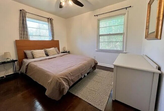 Foto del edificio - Completely Renovated 3 Bedroom close to OU Campus!! LAWNCARE INCLUDED!!