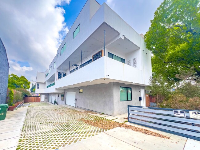 Foto del edificio - 3 BR / 3.5 Bath Renovated Town-House in Pr...