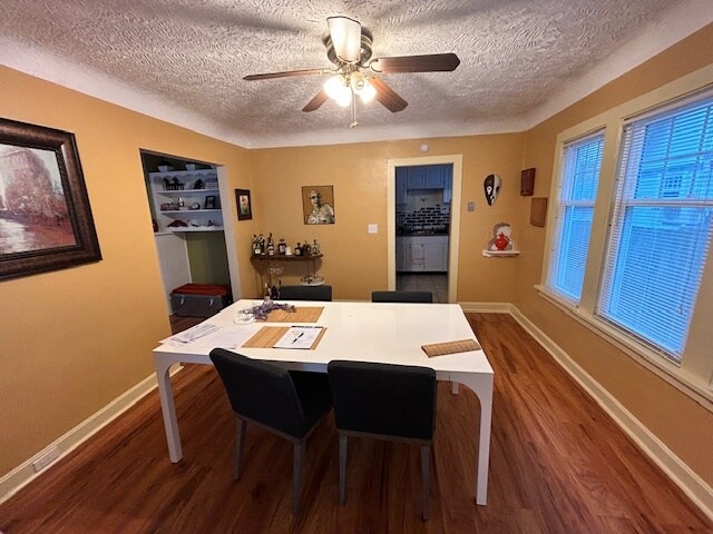 Comedor - 2933 E Derbyshire Rd