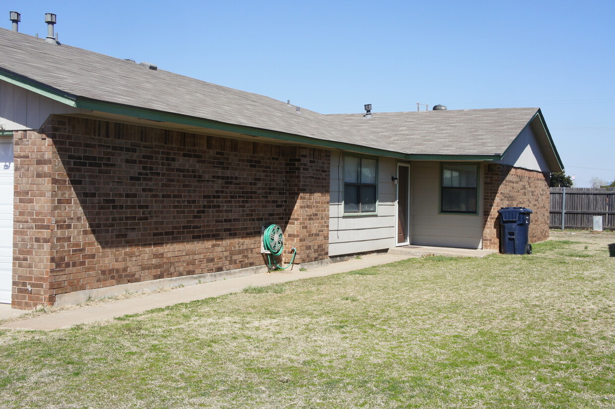 Primary Photo - 3 bed, 2 bath with a 2 car garage home in ...