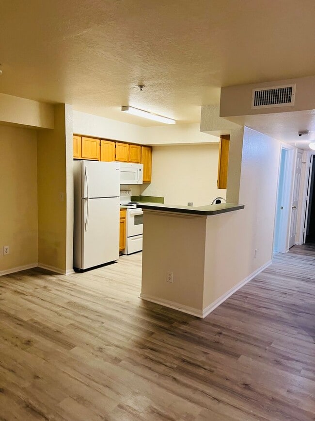 Building Photo - Spacious 2nd Floor 2B/2B Unfurnished Condo near Beach in the Heart of Destin!