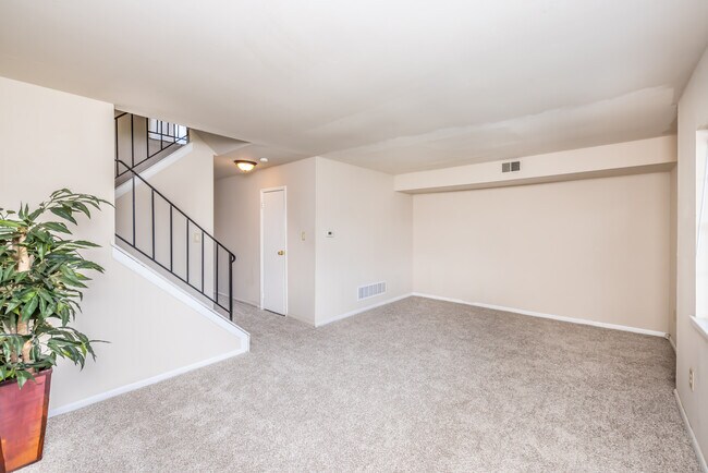 Building Photo - 610 Lancaster Ct