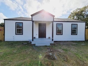 Building Photo - 4034 Dreyfus St