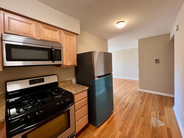 Building Photo - 1415 W Lunt Ave