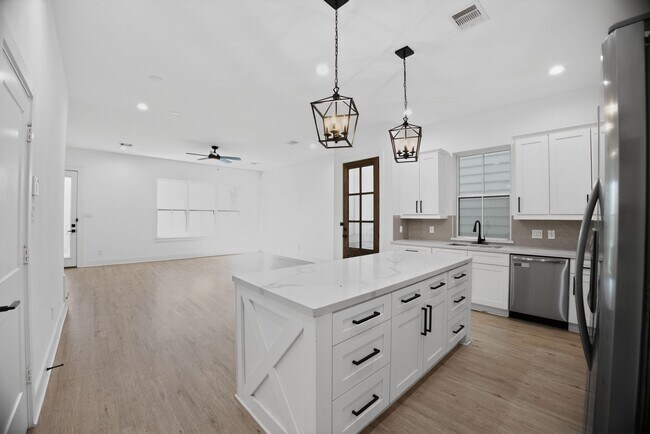 Foto del edificio - 6425 Highland Pine Ln