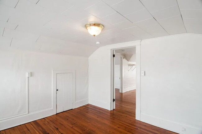 Building Photo - "Historic 2-Bed Apartment with Gleaming Hardwood Floors in Prime Durham Location!"