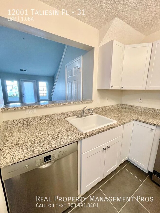 Building Photo - Beautifully Updated Penthouse Unit Across ...