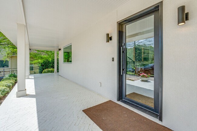 Foto del edificio - BEAUTIFUL TERRELL HILLS 5-BEDROOM HOME