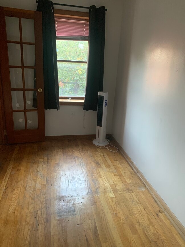 Empty room to right of main bedroom - 75 Saint James Pl