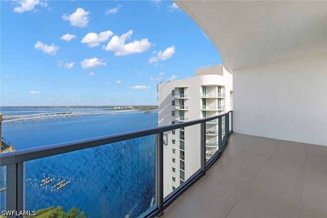 Foto del edificio - 3000 Oasis Grand Blvd