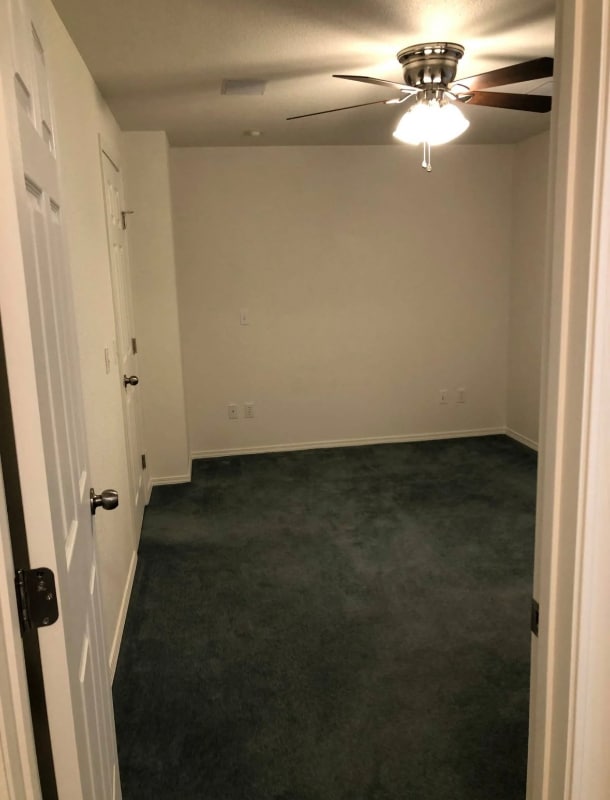 Building Photo - 2325 Royal Palm Dr