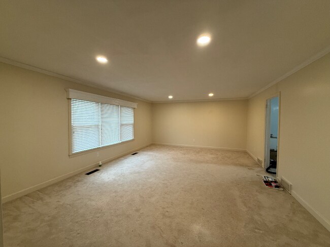 Foto del edificio - 825 Reynolds Rd