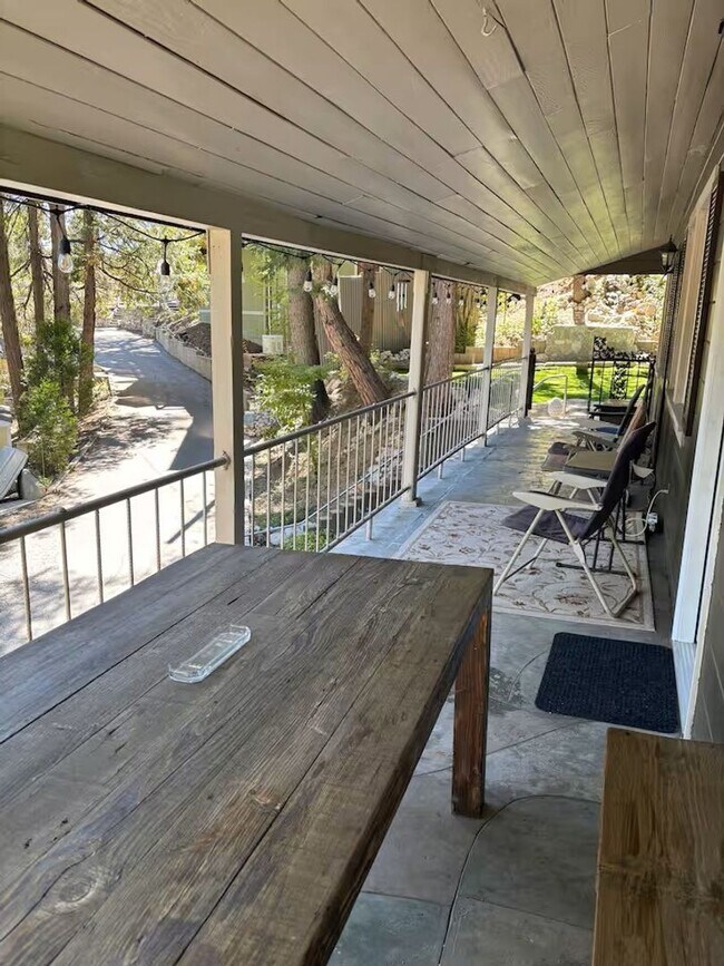 Foto del edificio - Vintage 5 bedroom Home with Three Car Garage