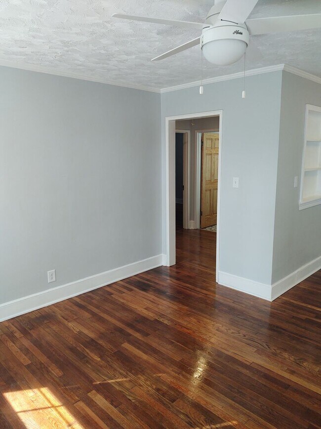 Building Photo - 2 Bedroom 1 Bathroom Duplex! Coming Soon!