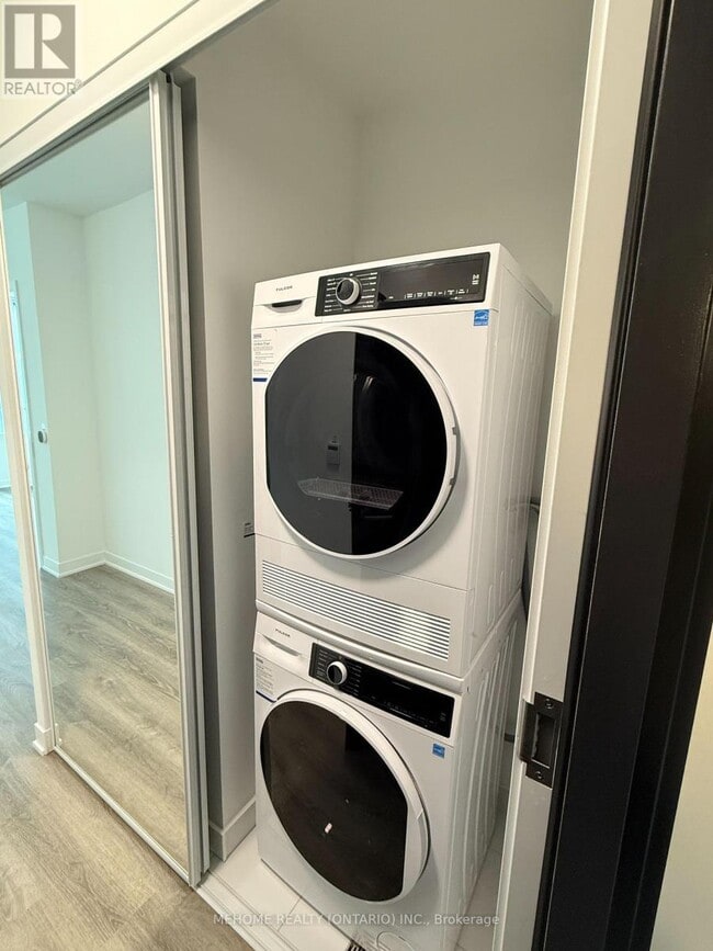 Building Photo - 180 Front St E