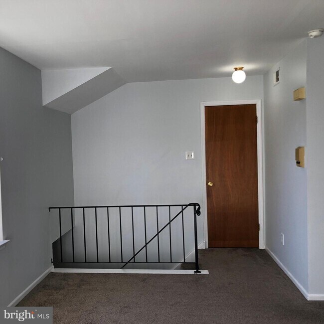 Building Photo - 1652 Bluebird Dr