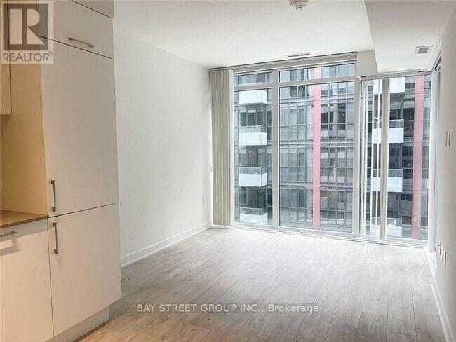 Photo du bâtiment - 576-5576 Front St W