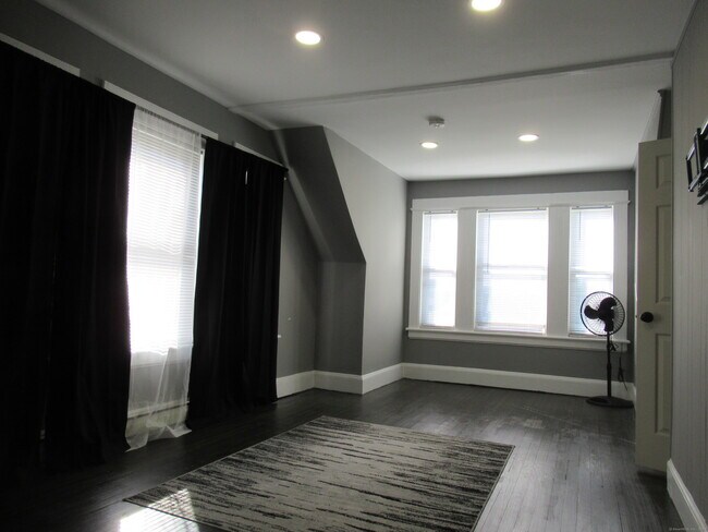 Foto del edificio - 330 Bradley St