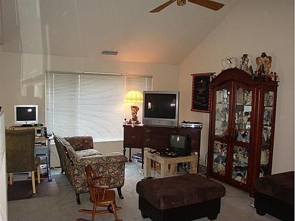 Building Photo - Charming 3 Bedroom, plus loft, 2.5 Bath wi...