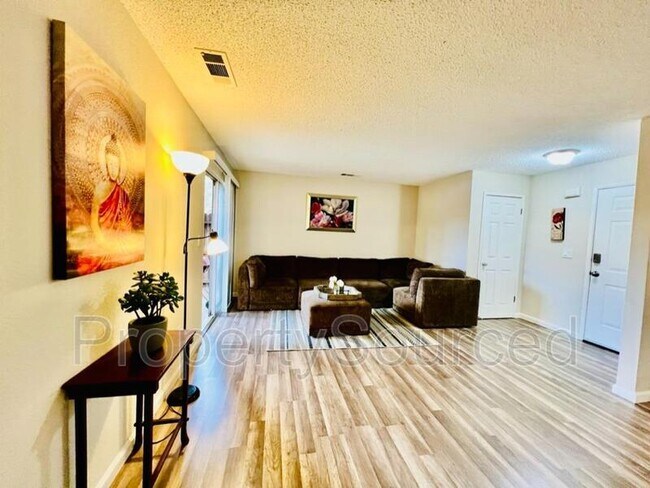 Foto del edificio - 468 Cherry Ln