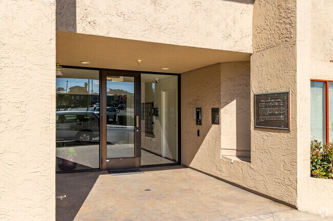 Entrance - 875 La Playa St