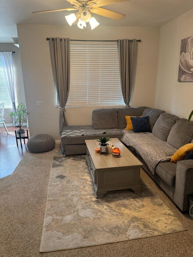 Foto principal - 10766 Sabre Hill Dr