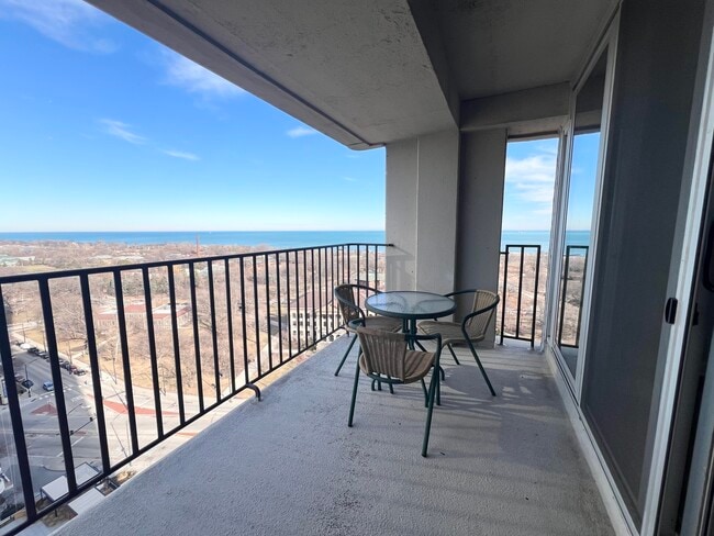 Building Photo - 1960 N Lincoln Park W