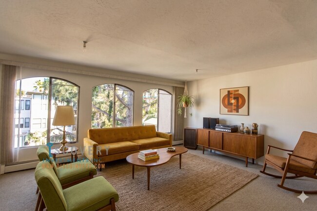 Foto del edificio - Spacious One Plus Bedroom Condominum off Broadway Terrace