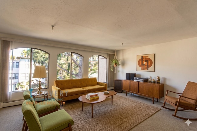 Building Photo - Spacious One Plus Bedroom Condominum off Broadway Terrace