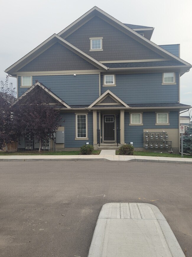 Building Photo - 429 Cranbrook Sq SE