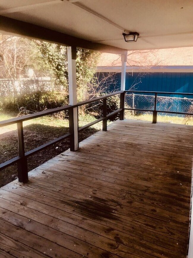 Foto del edificio - RECENTLY REMODELED 4 BEDROOM 2 BATH HOME I...