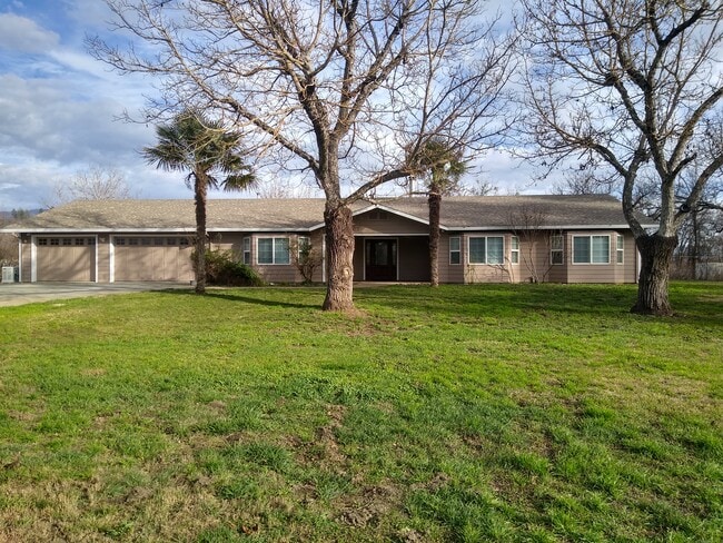 Newly remodeled, furnished, and spacious ranch-style home available for short-term ! - 625 E State Highway 20