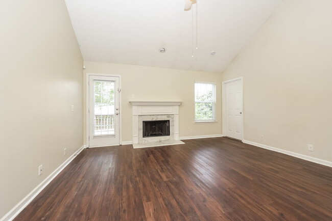 Building Photo - 1006 Tom Hailey Blvd