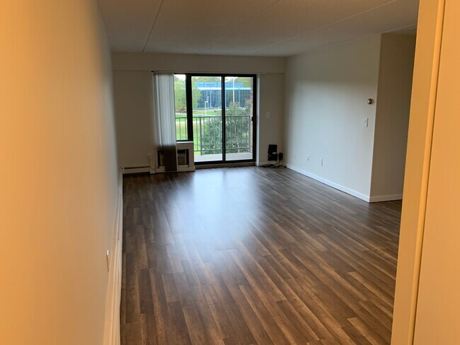 Building Photo - 560 Halstead Ave
