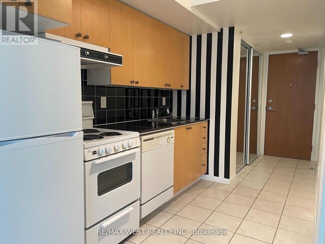 Building Photo - 219 Fort York Blvd