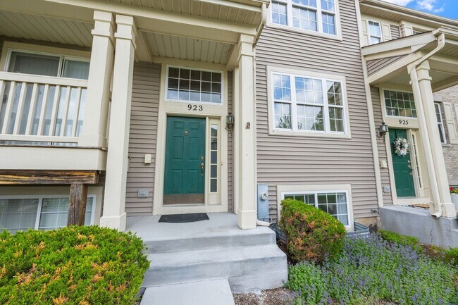 Foto del edificio - 923 Emerald Dr