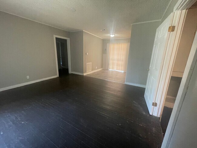 Building Photo - AVAILABLE NOW! Cute 3 Bedroom Home in Wake...