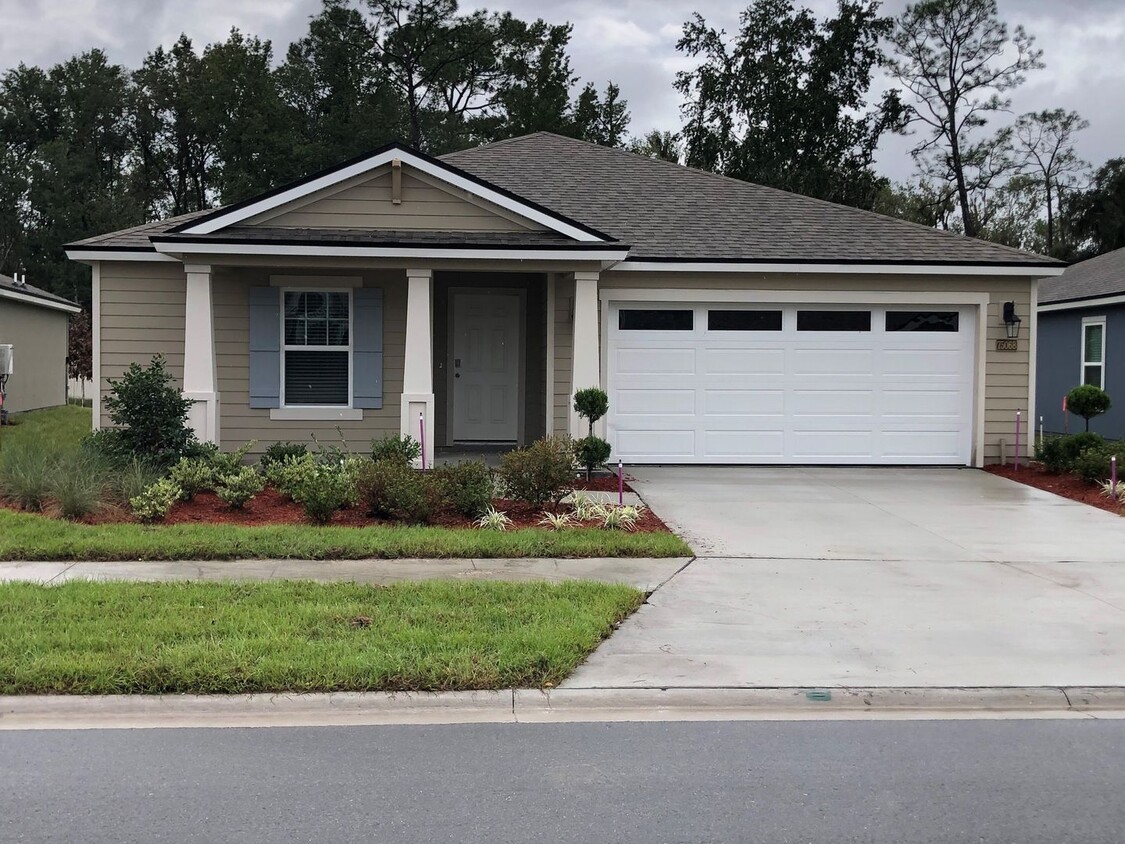 Foto principal - Charming 4-Bedroom Home for Rent in Yulee, FL